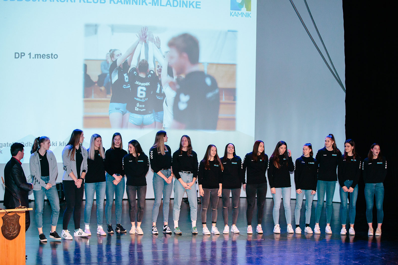 16 Mladinke Calcit Volley v kategoriji mladinci-mladinke ekipno
